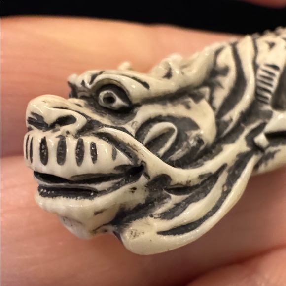 Small Faux Ivory Dragon Netsuke With Black Detailing - Picture 5 of 11